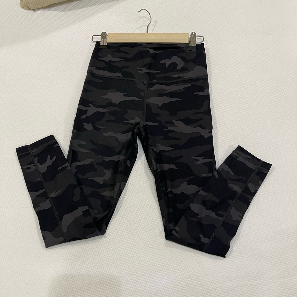 Excellent condition! Athleta Ultimate 7/8 Length Tight